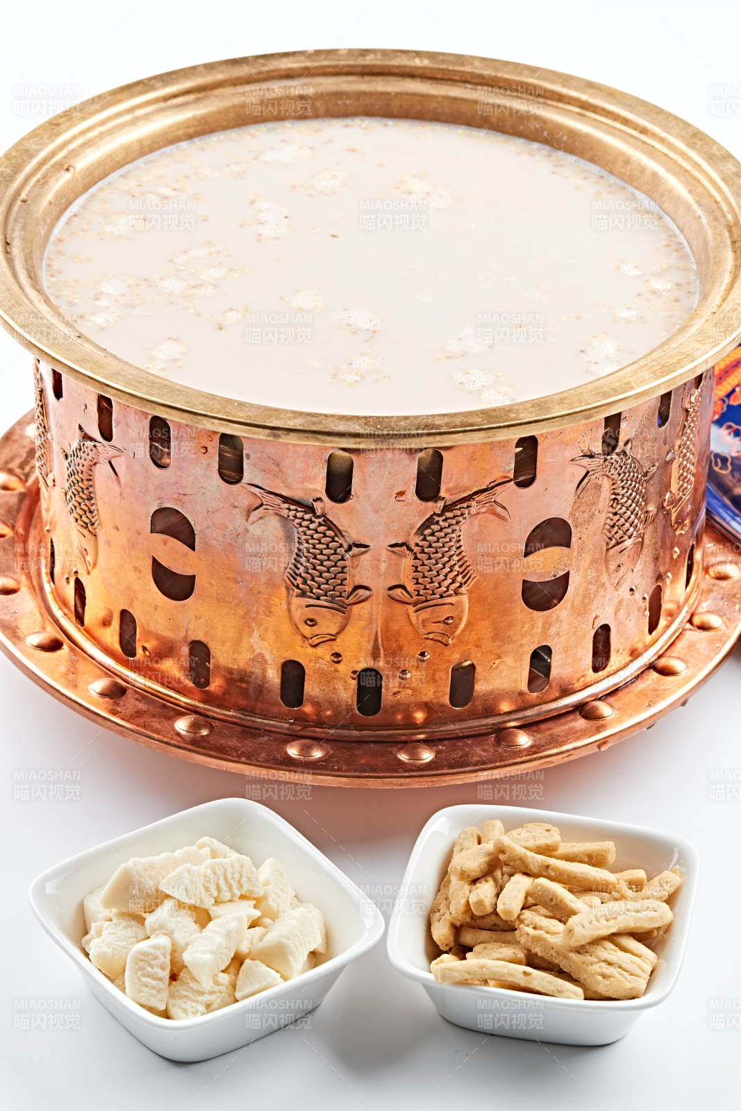 傳統(tǒng)銅鍋餐具裝的蒙族炒米燉奶茶