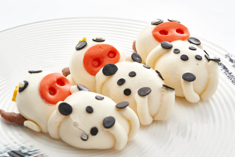 被色瓷盘装的茶餐美味牛牛造型豆沙包