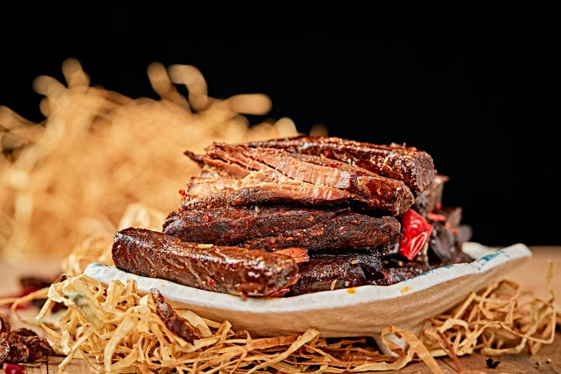 陶瓷餐具装摆的内蒙古特产牛肉干