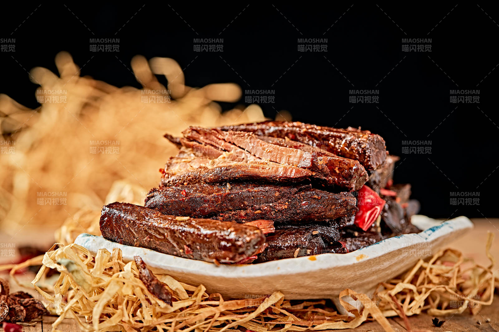 陶瓷餐具装摆的内蒙古特产牛肉干