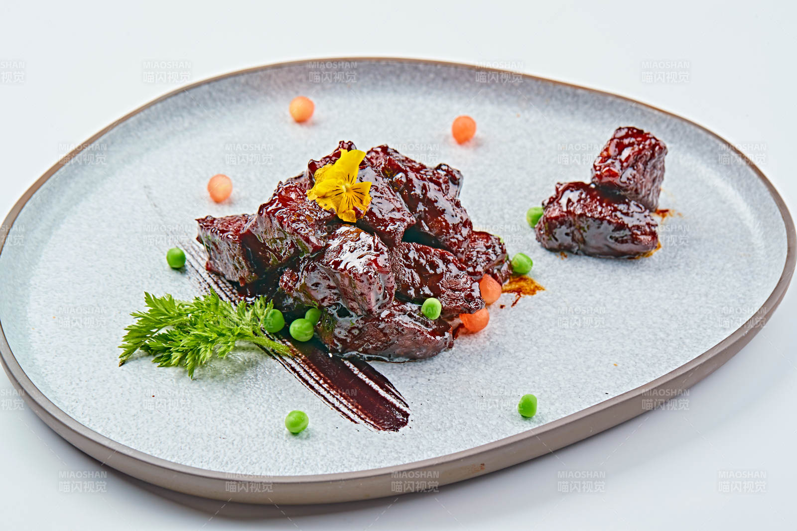 青色瓷盘装的XO酱香和牛粒