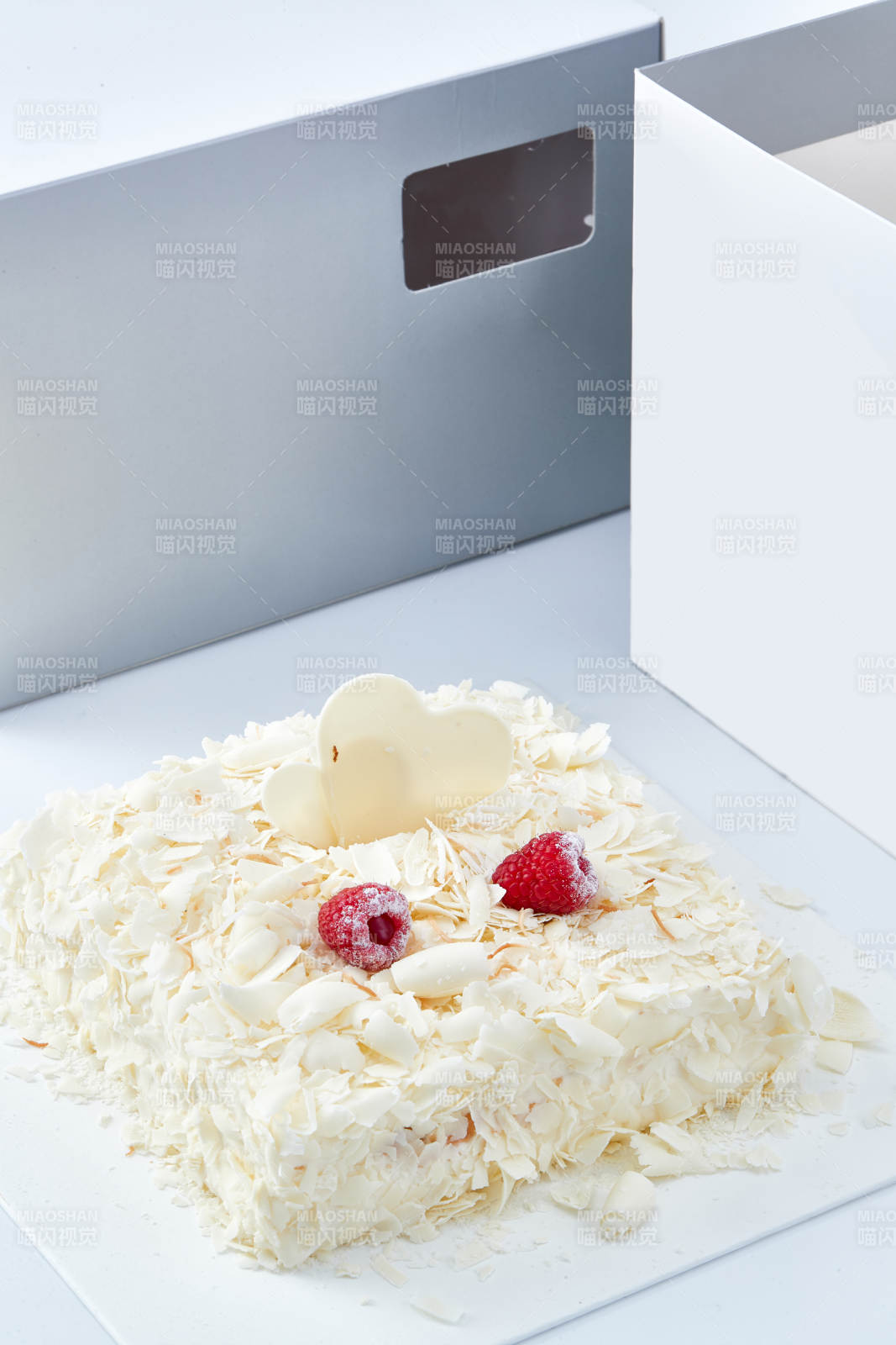 草莓白巧克力榴莲慕斯生日蛋糕-摄影图