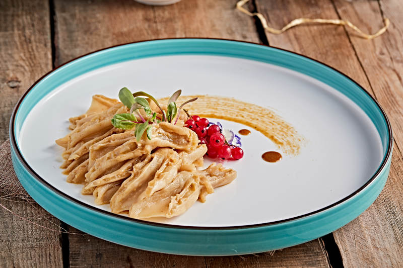 精美瓷餐具装的芥末百花炖鸭掌