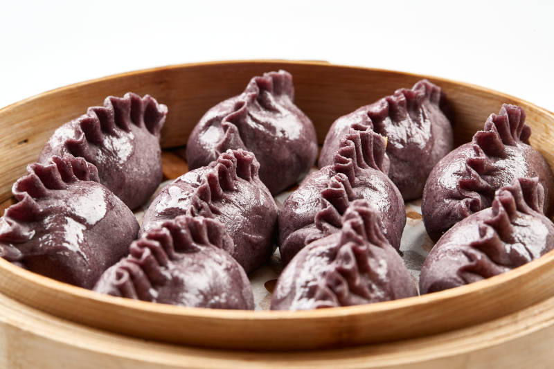 竹籠屜裝的現(xiàn)蒸紫米面養(yǎng)生蒸餃