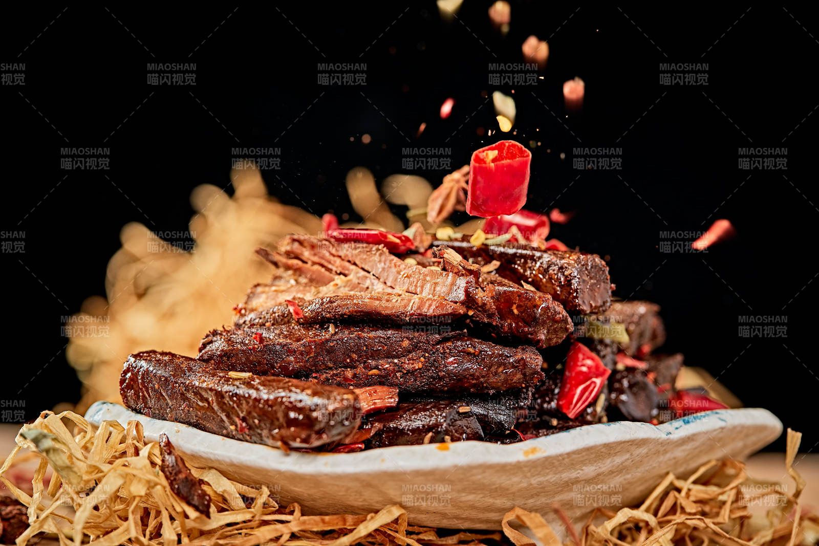 陶瓷餐具装摆的内蒙古特产牛肉干