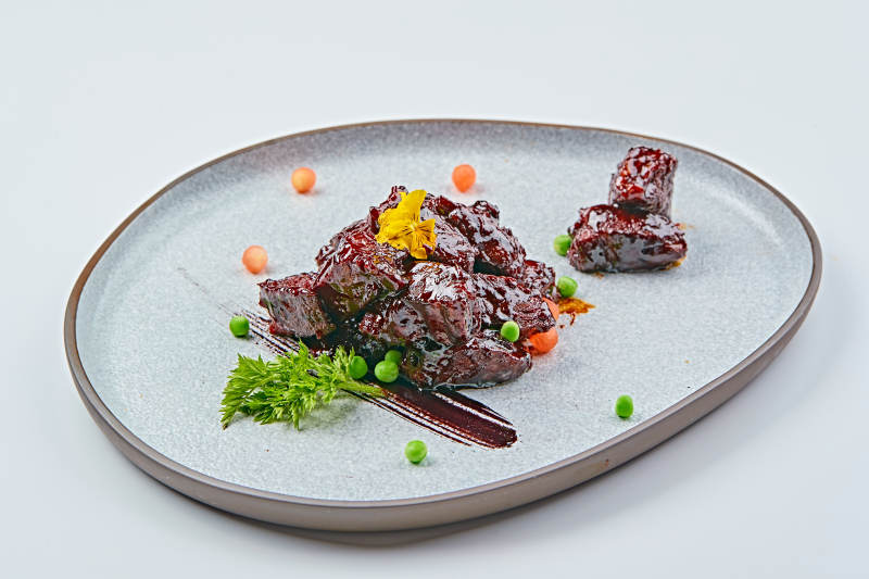 青色瓷盘装的XO酱香和牛粒