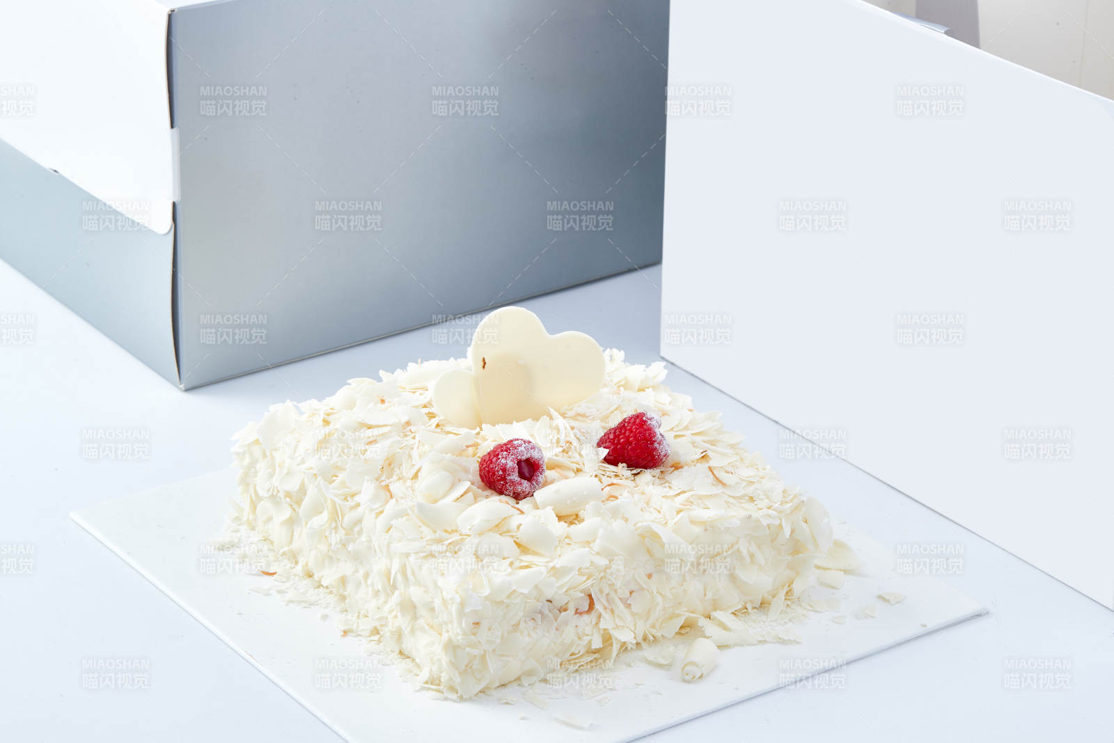 草莓白巧克力榴莲慕斯生日蛋糕-摄影图