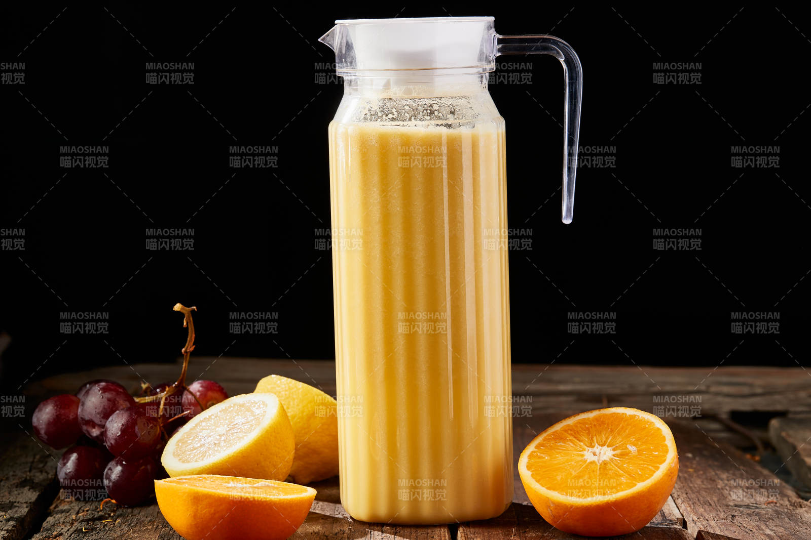 玻璃器皿装的鲜榨果蔬汁