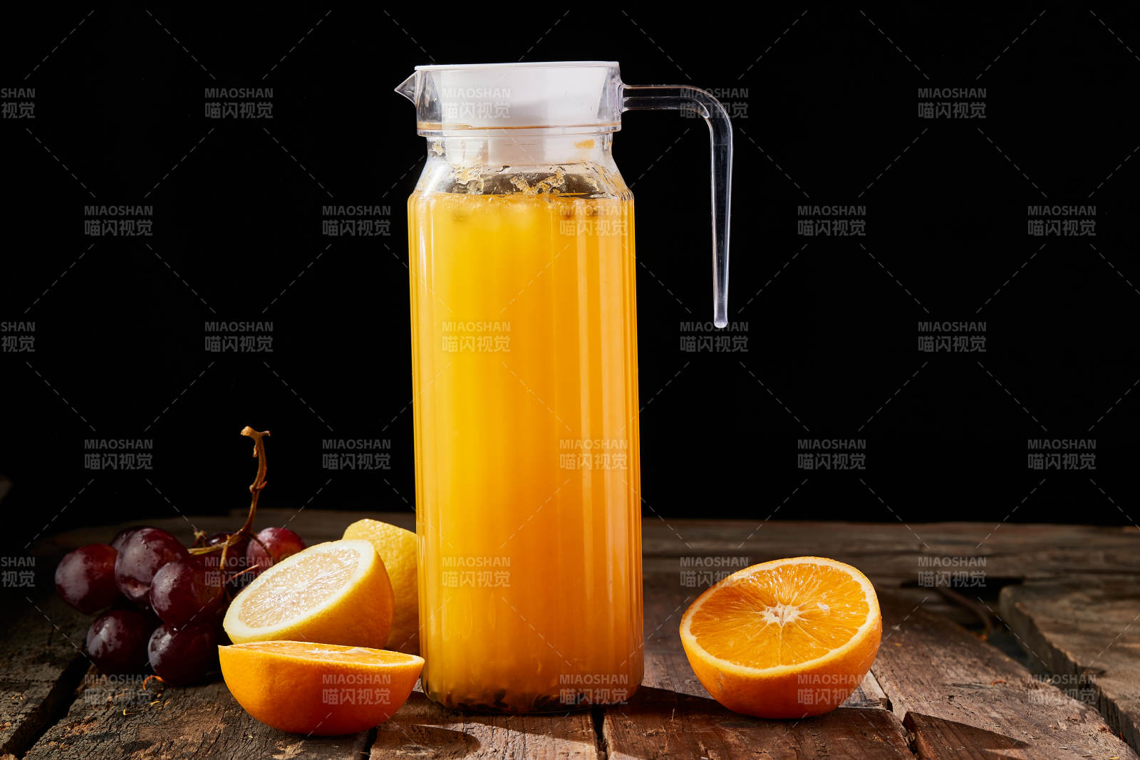 玻璃器皿装的鲜榨果蔬汁