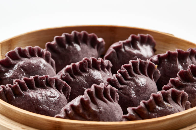竹籠屜裝的現(xiàn)蒸紫米面養(yǎng)生蒸餃