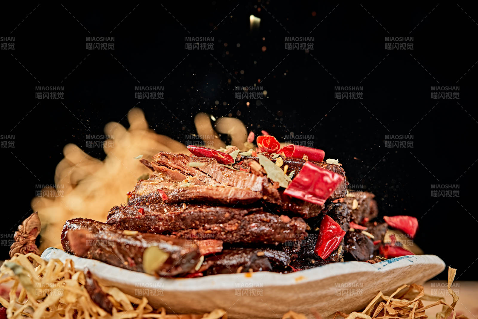 陶瓷餐具装摆的内蒙古特产牛肉干