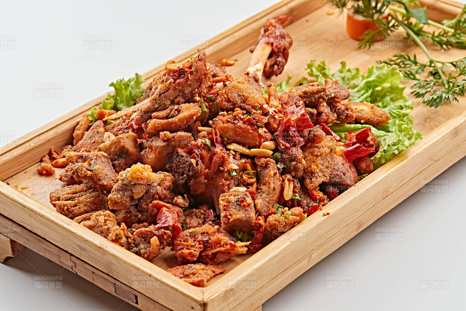 木质托盘装的油炸香辣火鸡腿