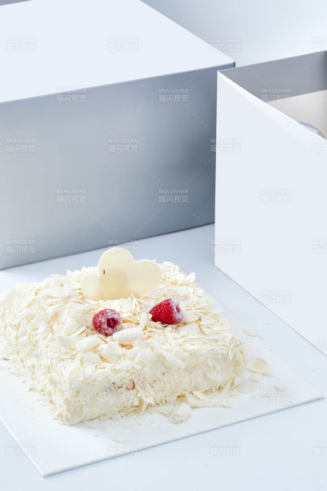 草莓白巧克力榴莲慕斯生日蛋糕-摄影图