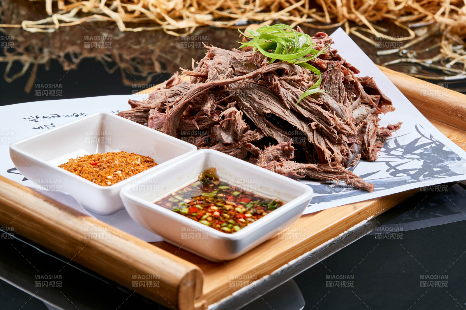 木質托盤裝的手撕耗牛肉