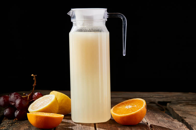 玻璃器皿装的鲜榨果蔬汁