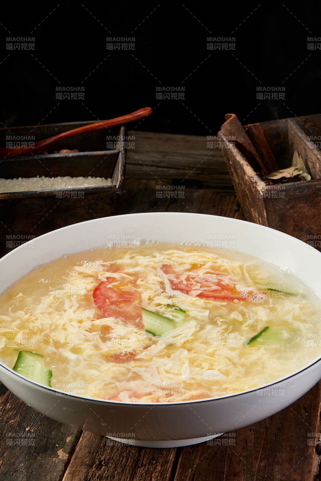 热气腾腾的西红柿鸡蛋汤