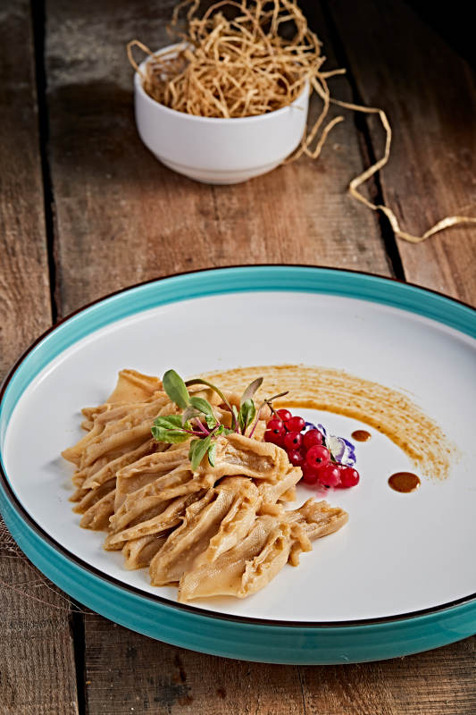 精美瓷餐具装的芥末百花炖鸭掌