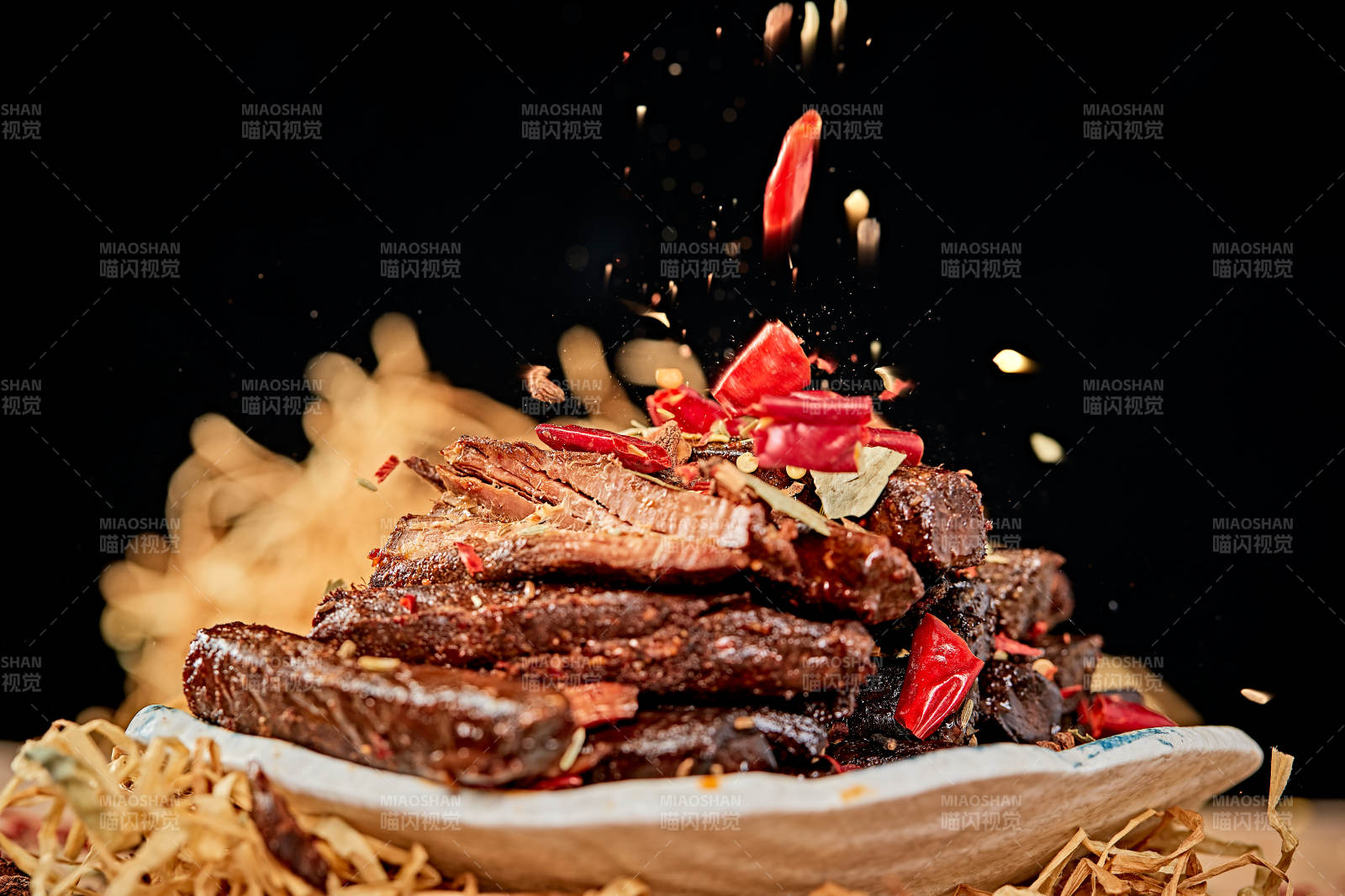 陶瓷餐具装摆的内蒙古特产牛肉干