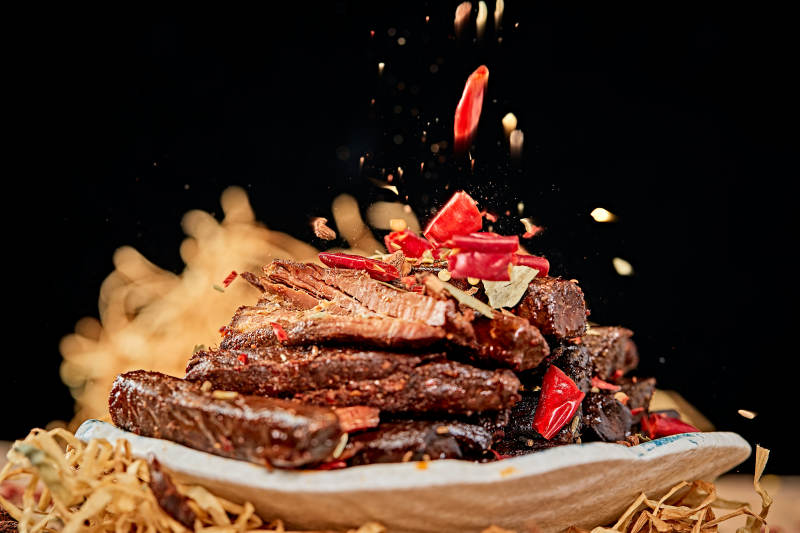 陶瓷餐具装摆的内蒙古特产牛肉干