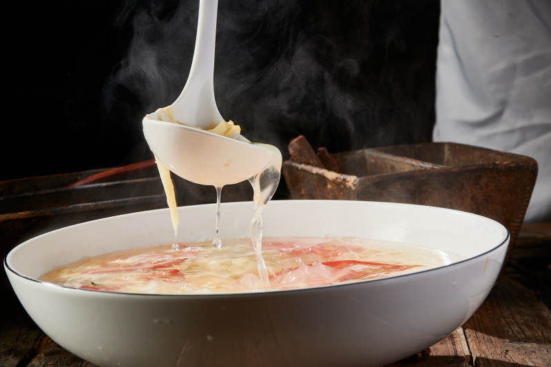 热气腾腾的西红柿鸡蛋汤