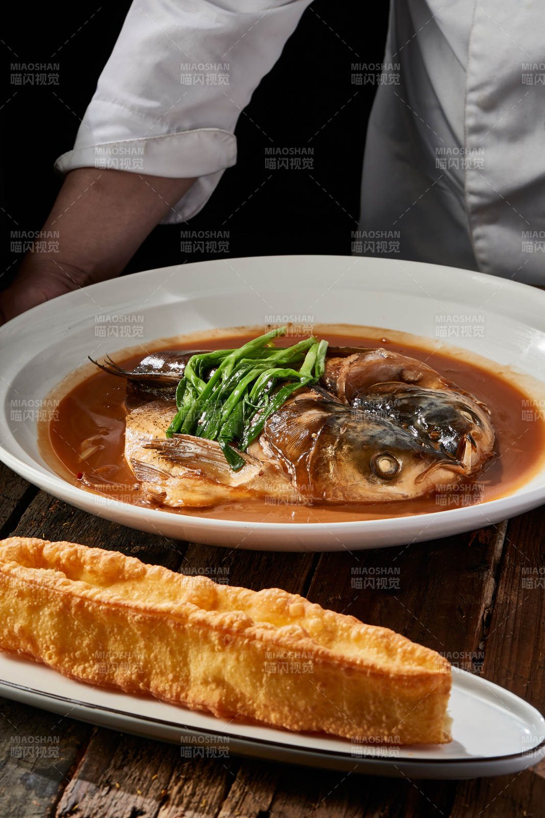 家常炖野生鲢鱼头配油条