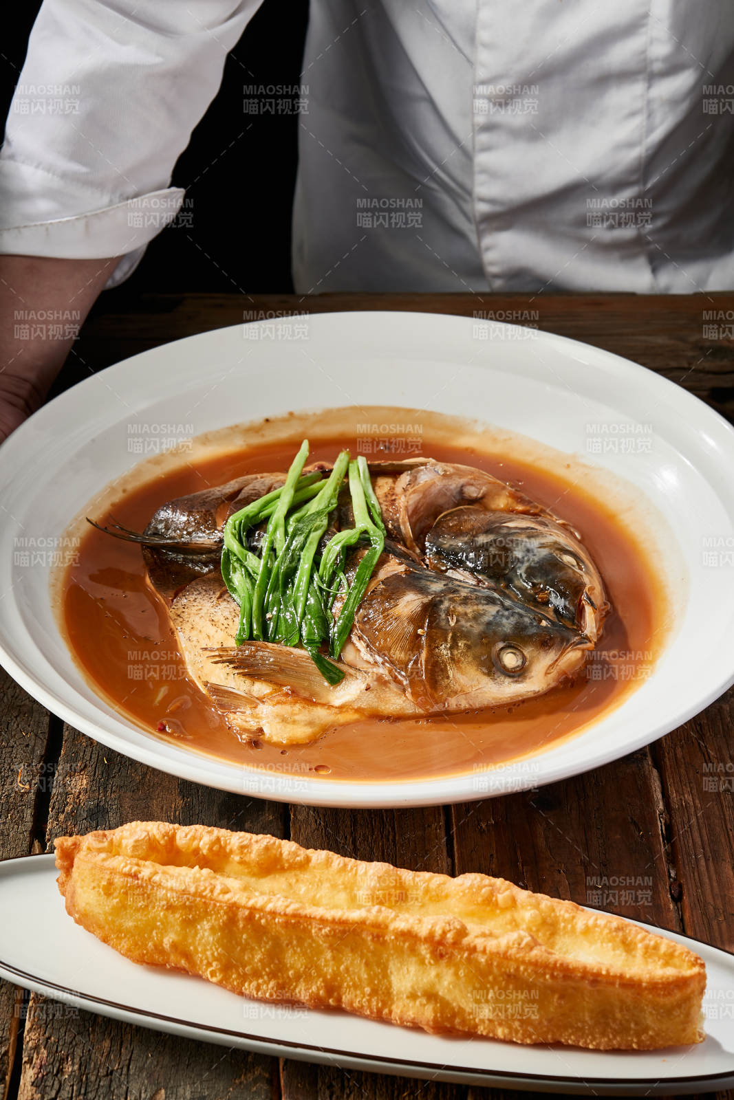 家常炖野生鲢鱼头配油条