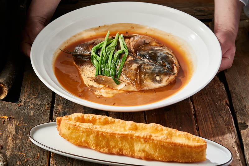 家常炖野生鲢鱼头配油条