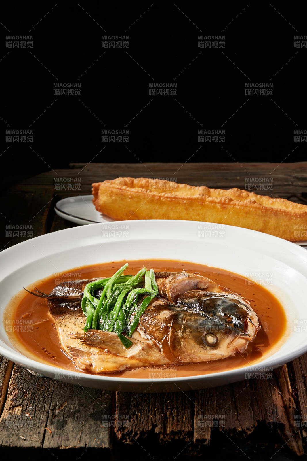 家常炖野生鲢鱼头配油条