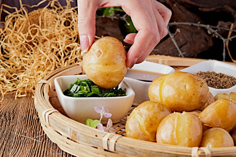 農家蘸醬香蒸小土豆