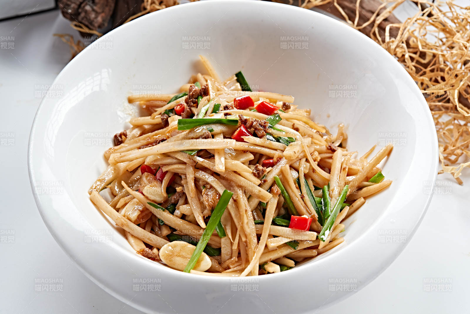 蒜香肉沫炝炒笋丝