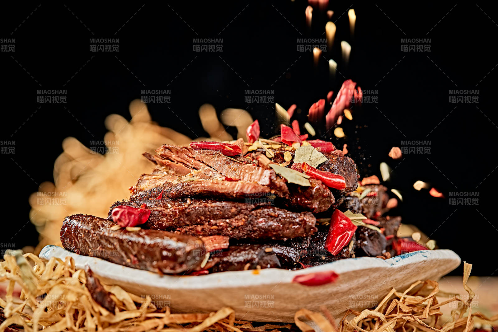 陶瓷餐具装摆的内蒙古特产牛肉干