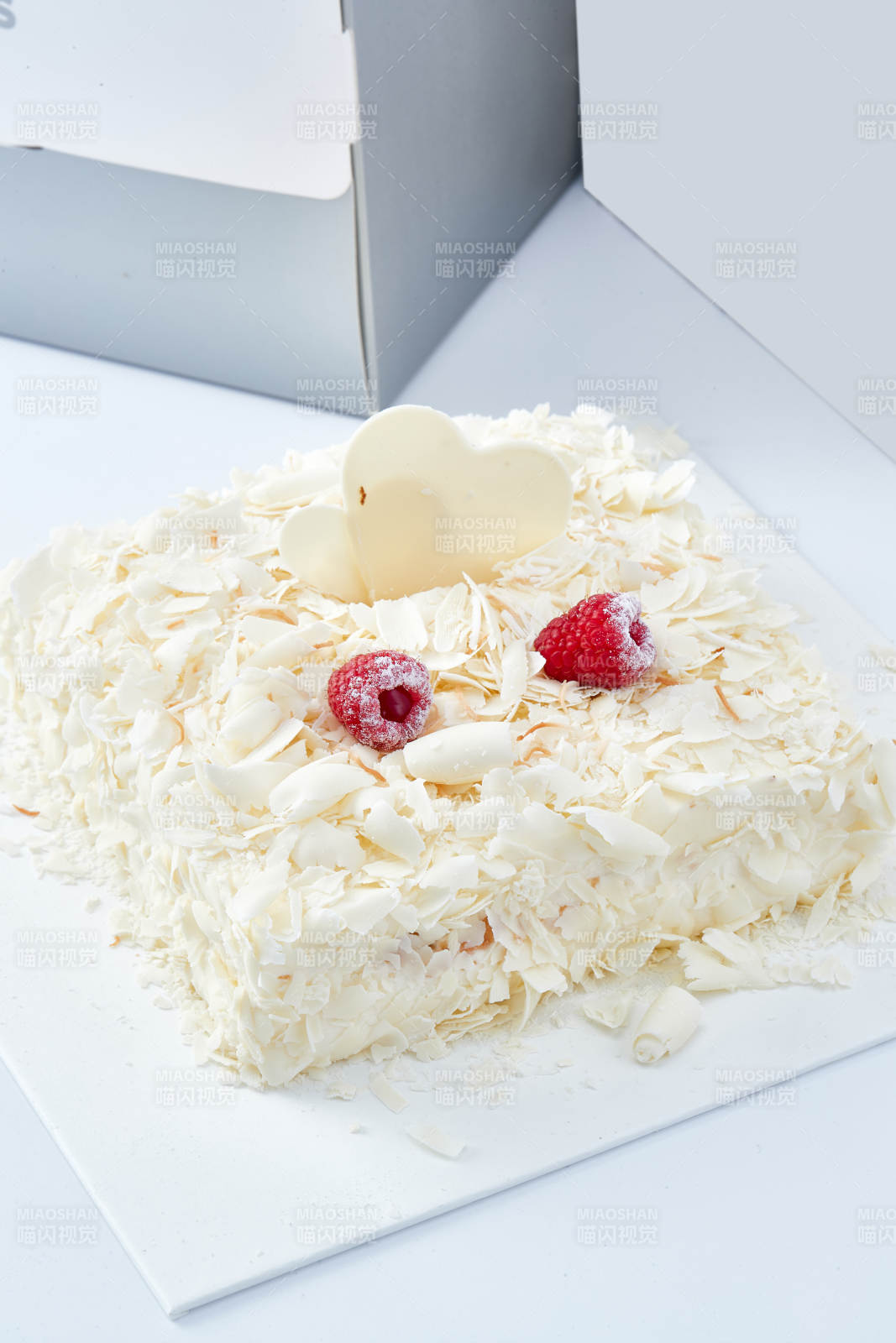 草莓白巧克力榴莲慕斯生日蛋糕-摄影图