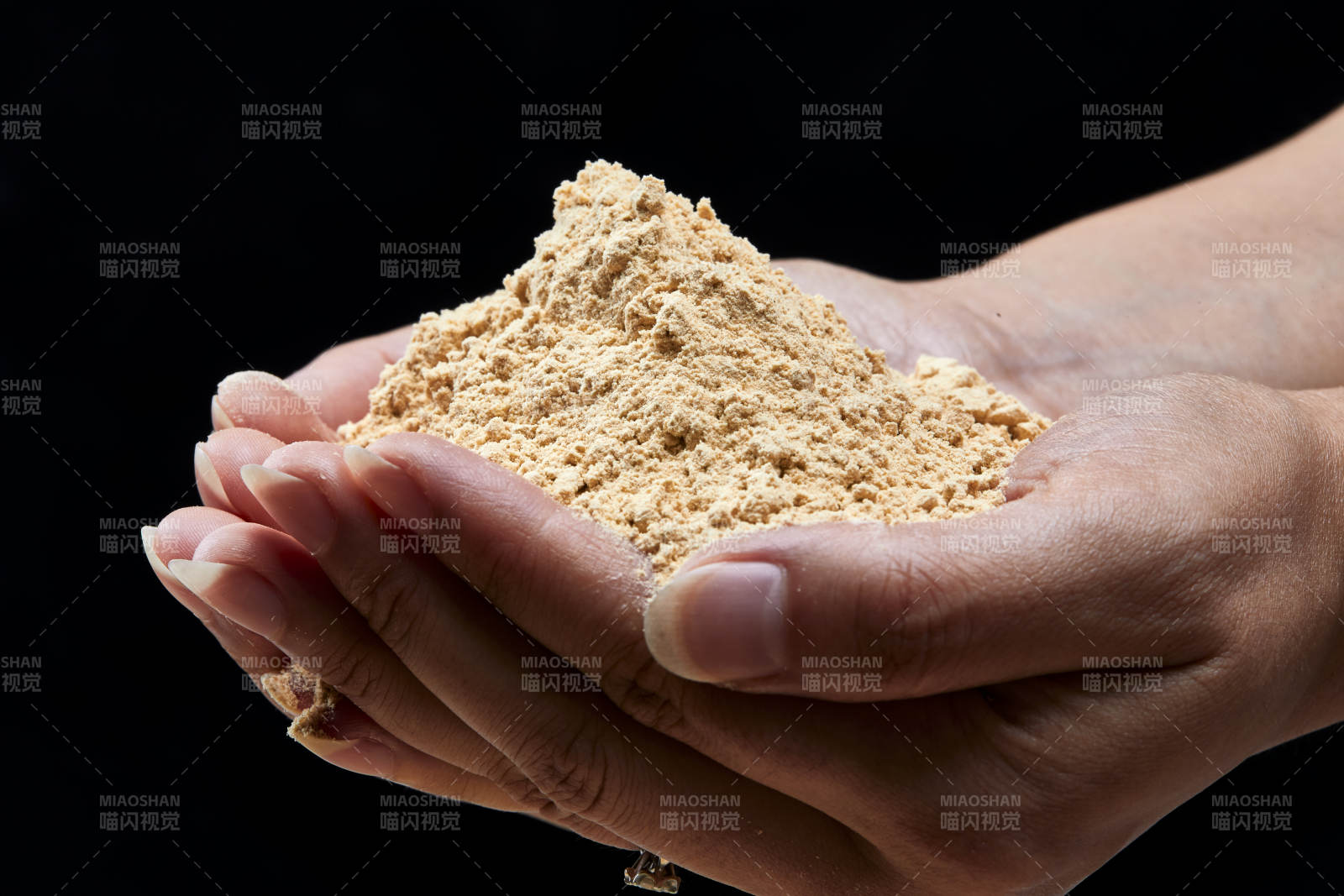 雙手揉搓捧起的糊糊面豆糊面