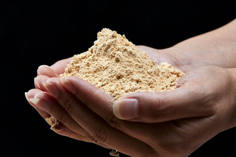 雙手揉搓捧起的糊糊面豆糊面