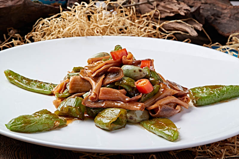 米椒腊八蒜鸭板肠配虎皮辣椒