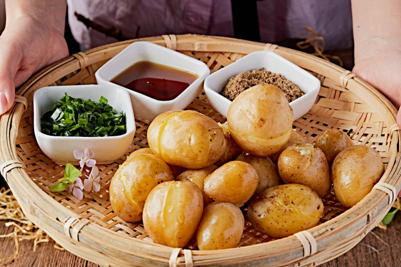 農家蘸醬香蒸小土豆