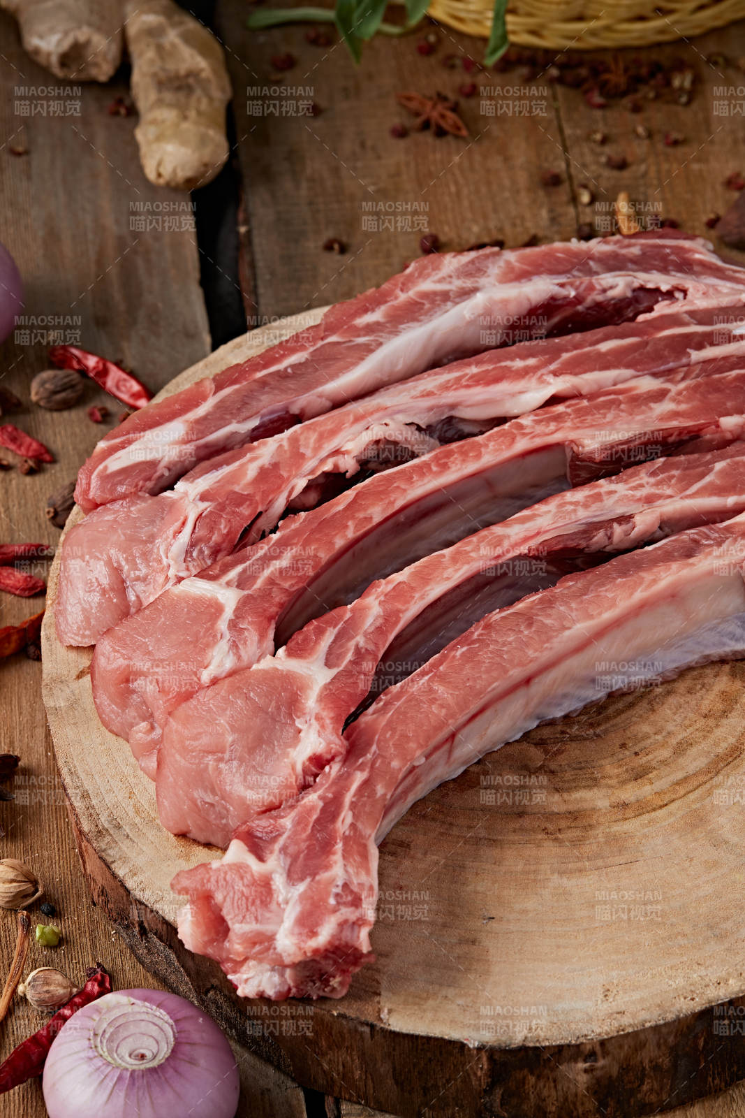 白色背景下的生鲜猪肋排
