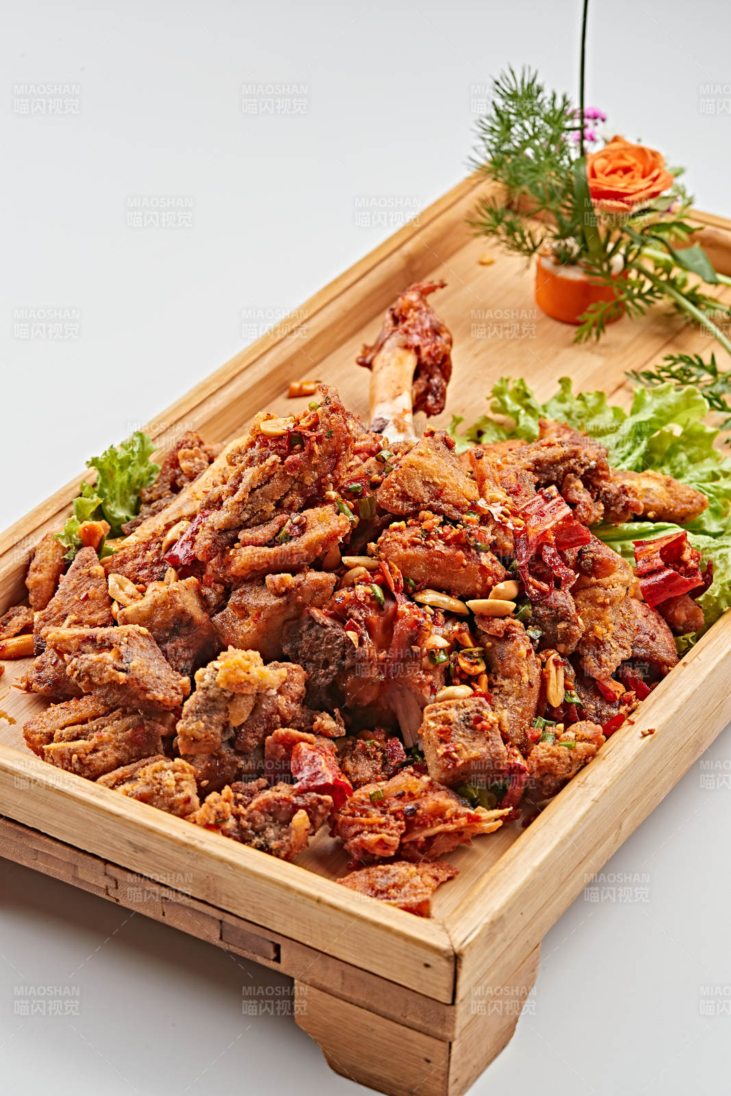 木质托盘装的油炸香辣火鸡腿