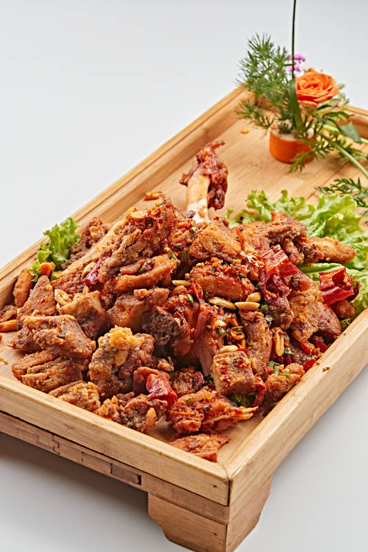 木质托盘装的油炸香辣火鸡腿