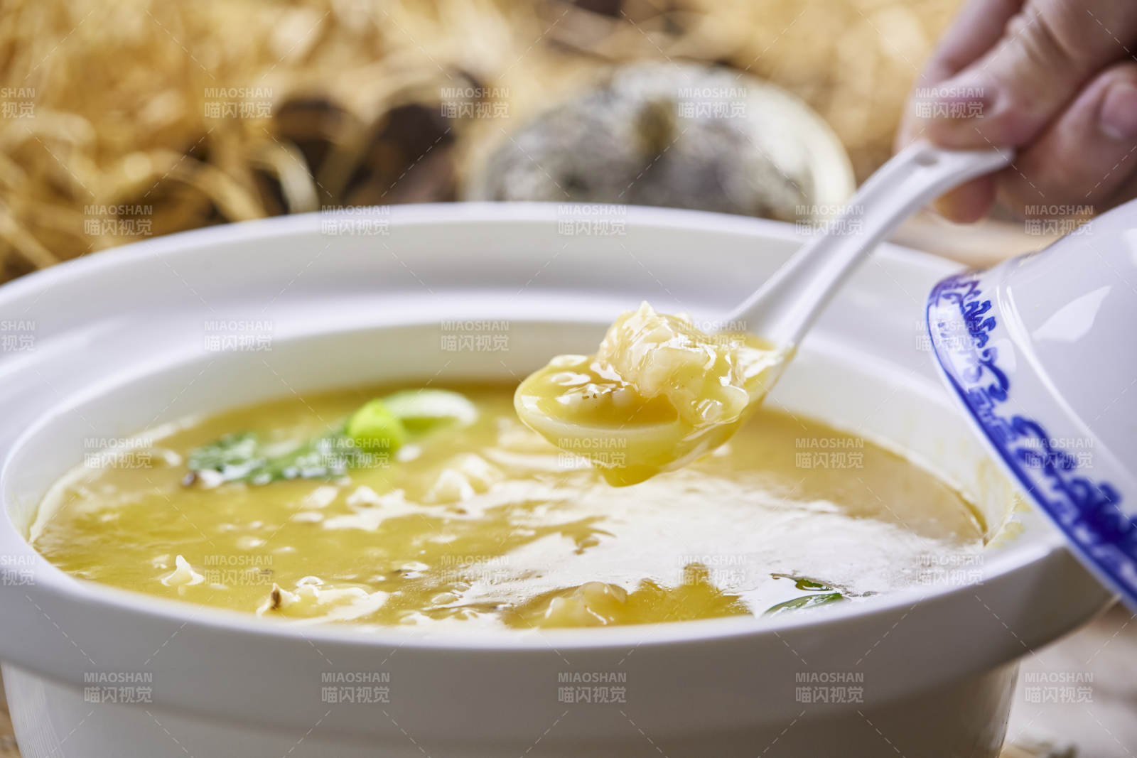 浓汤烩虾仁-摄影图