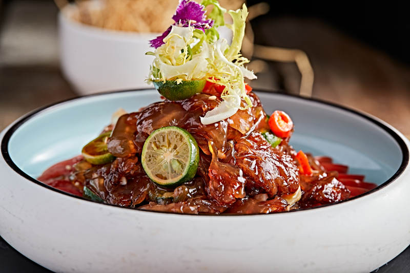 精美餐具装的老醋蛰头