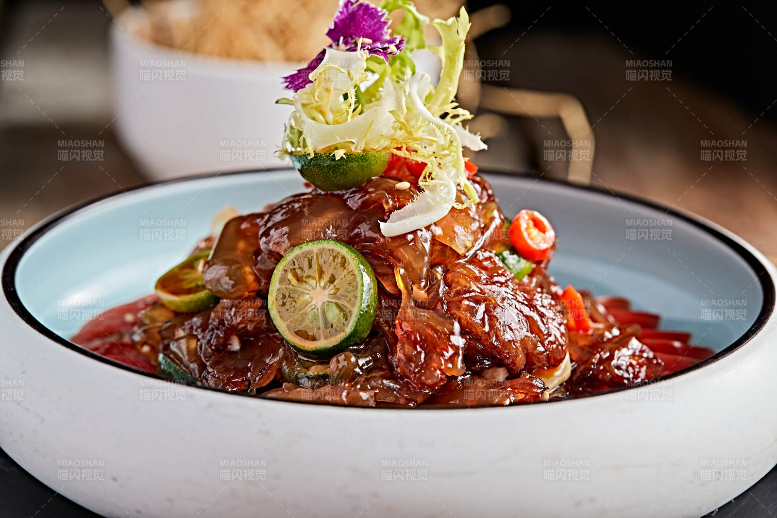 精美餐具装的老醋蛰头