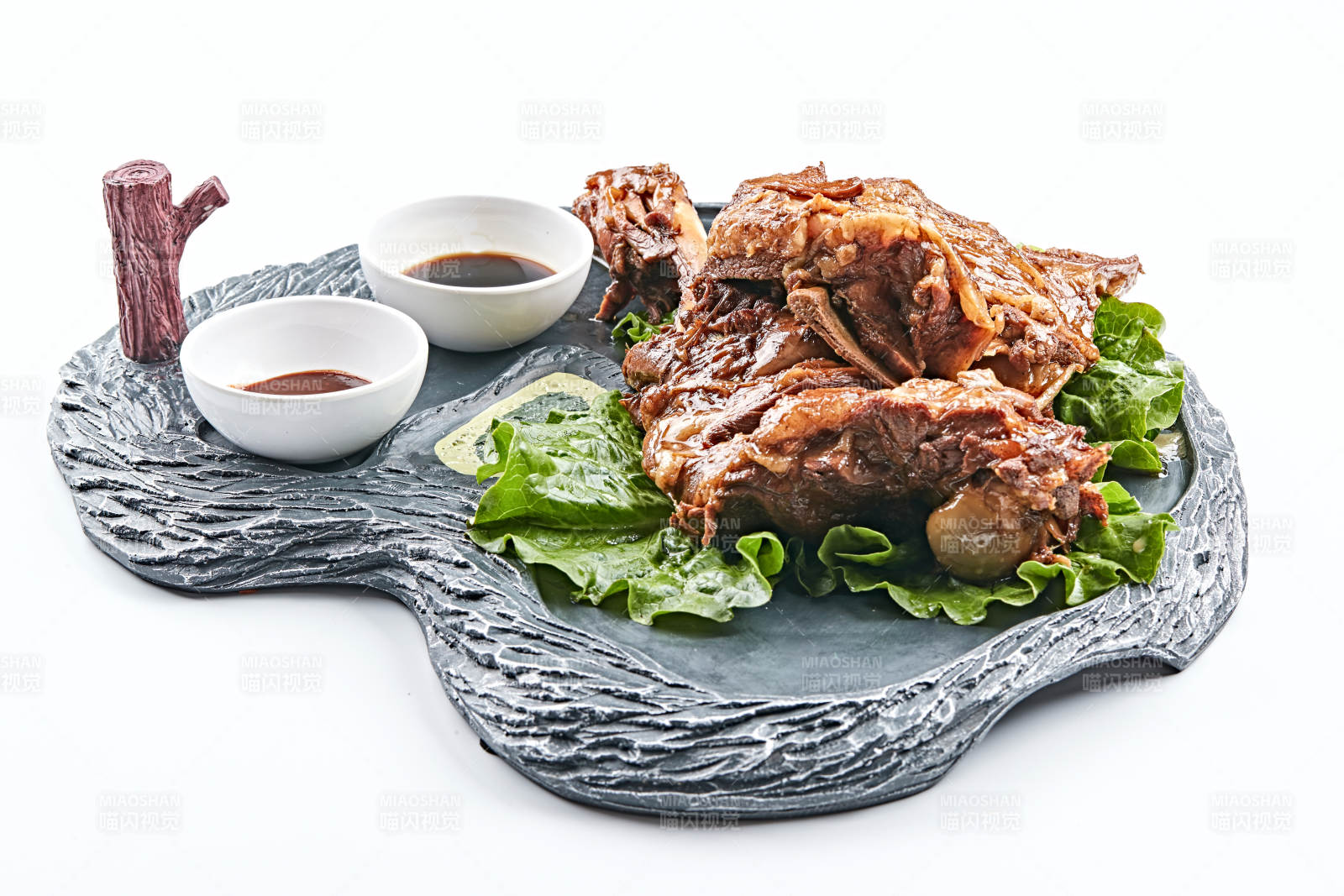 異形餐具裝的鹵味羊腿