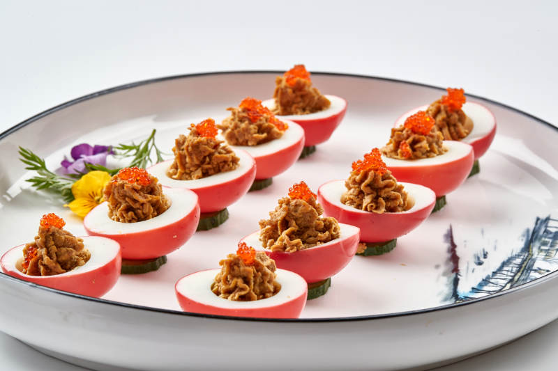 白色瓷盘装的蟹籽鸡蛋醸鹅肝