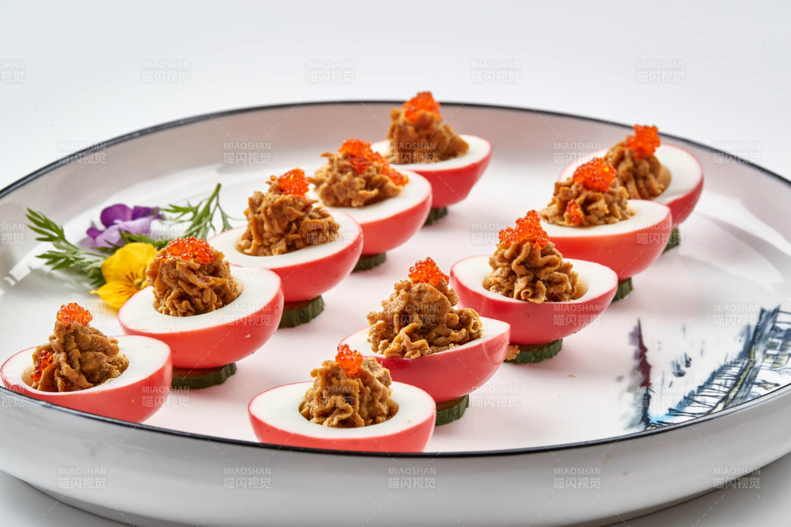 白色瓷盘装的蟹籽鸡蛋醸鹅肝