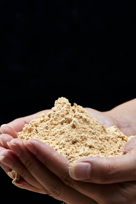 雙手揉搓捧起的糊糊面豆糊面