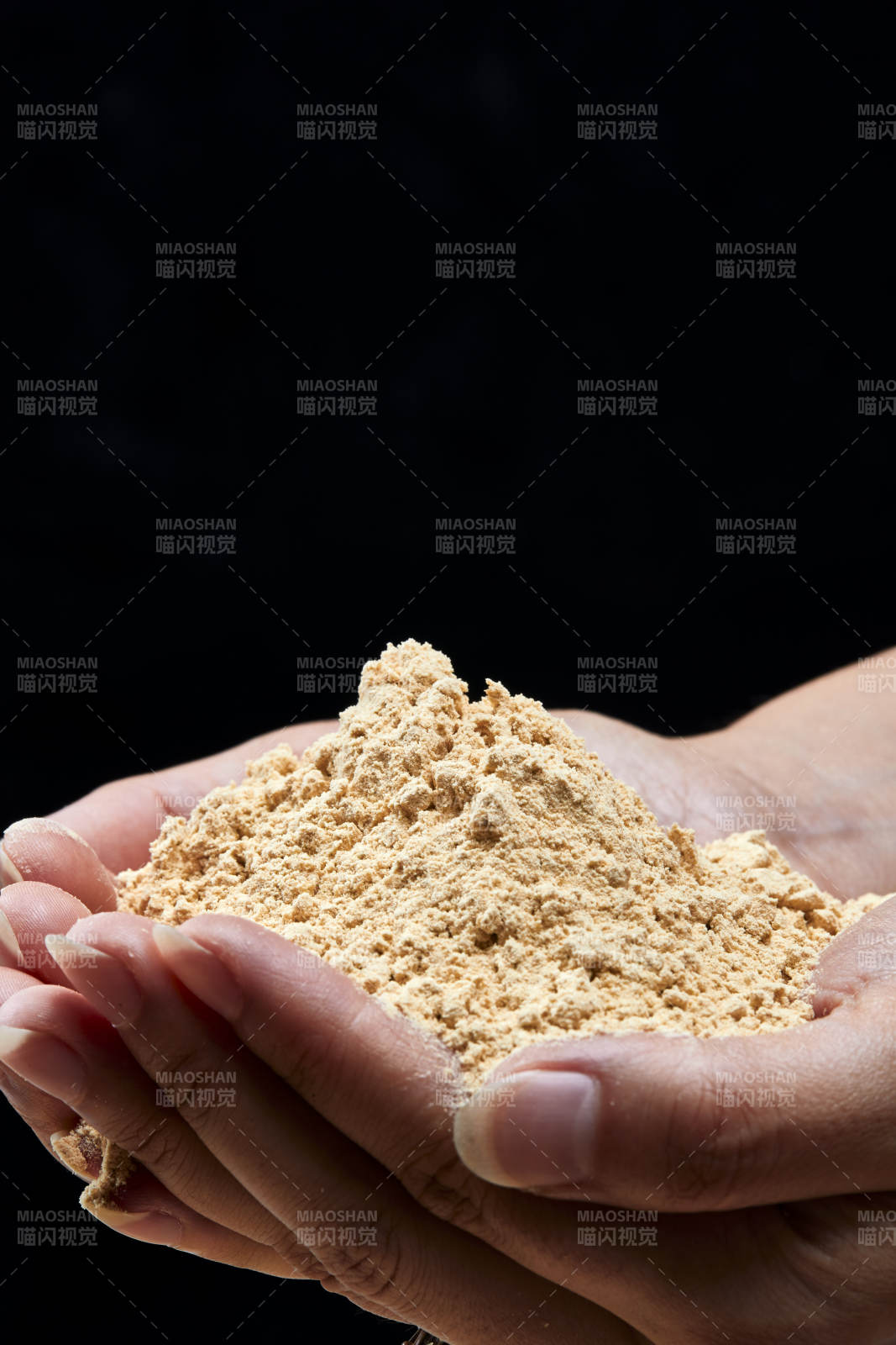 雙手揉搓捧起的糊糊面豆糊面