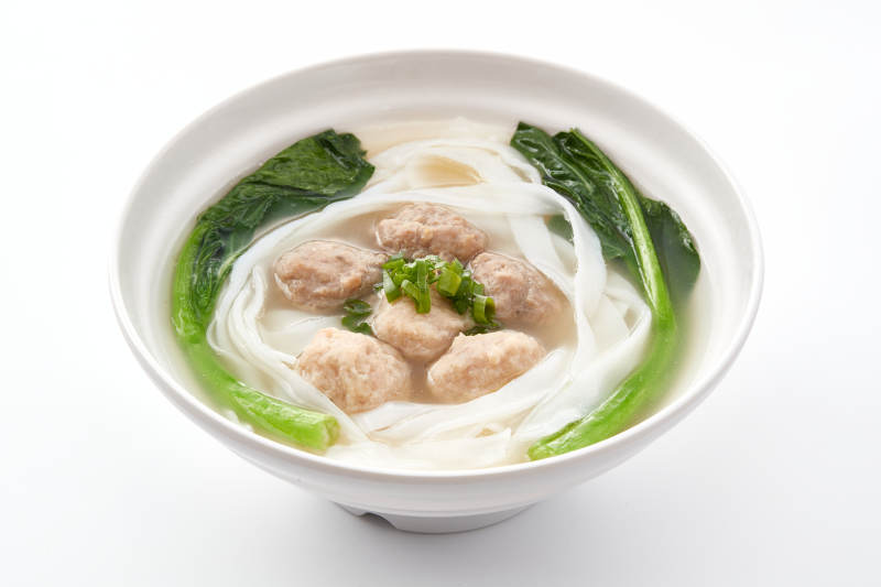 白色瓷碗裝的廣式河粉配牛丸