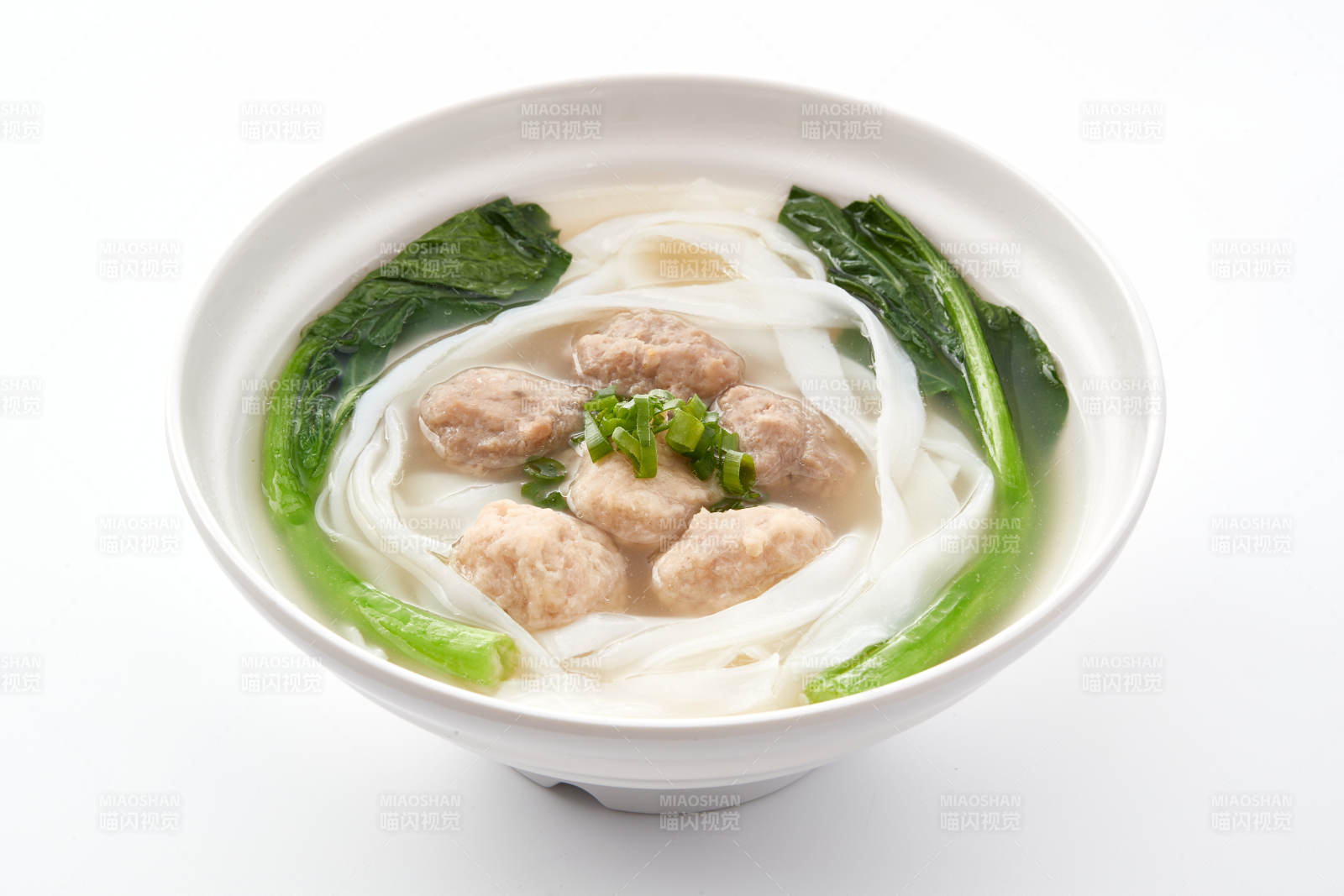 白色瓷碗裝的廣式河粉配牛丸