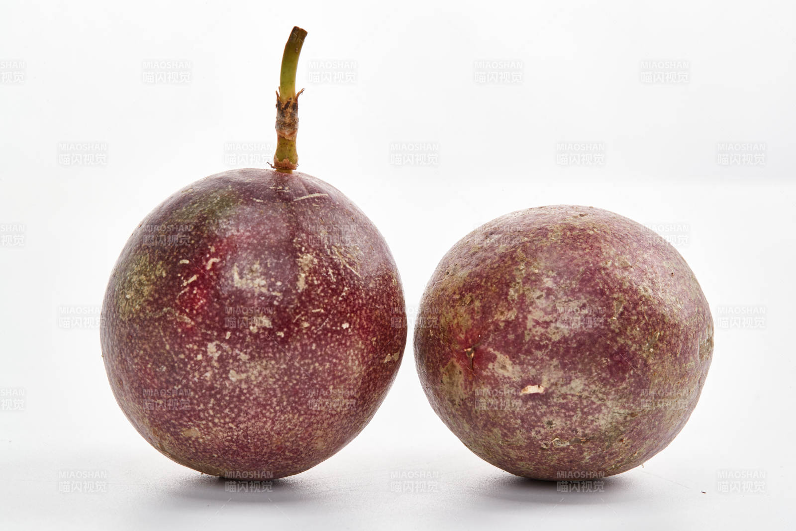 白色背景上摆放的新鲜百香果-摄影图